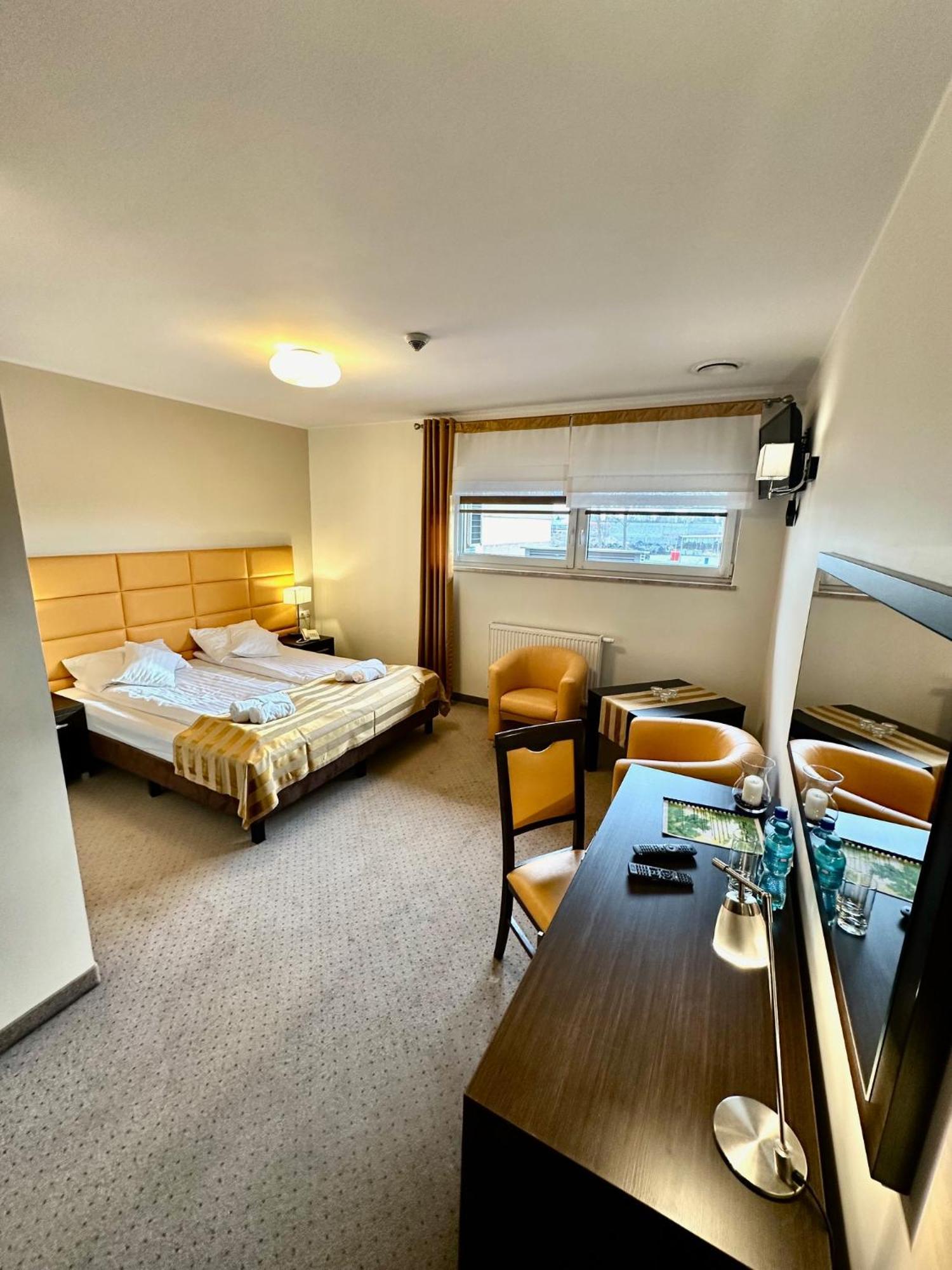 Hotel Pod Debami Ostrów Wielkopolski Eksteriør billede