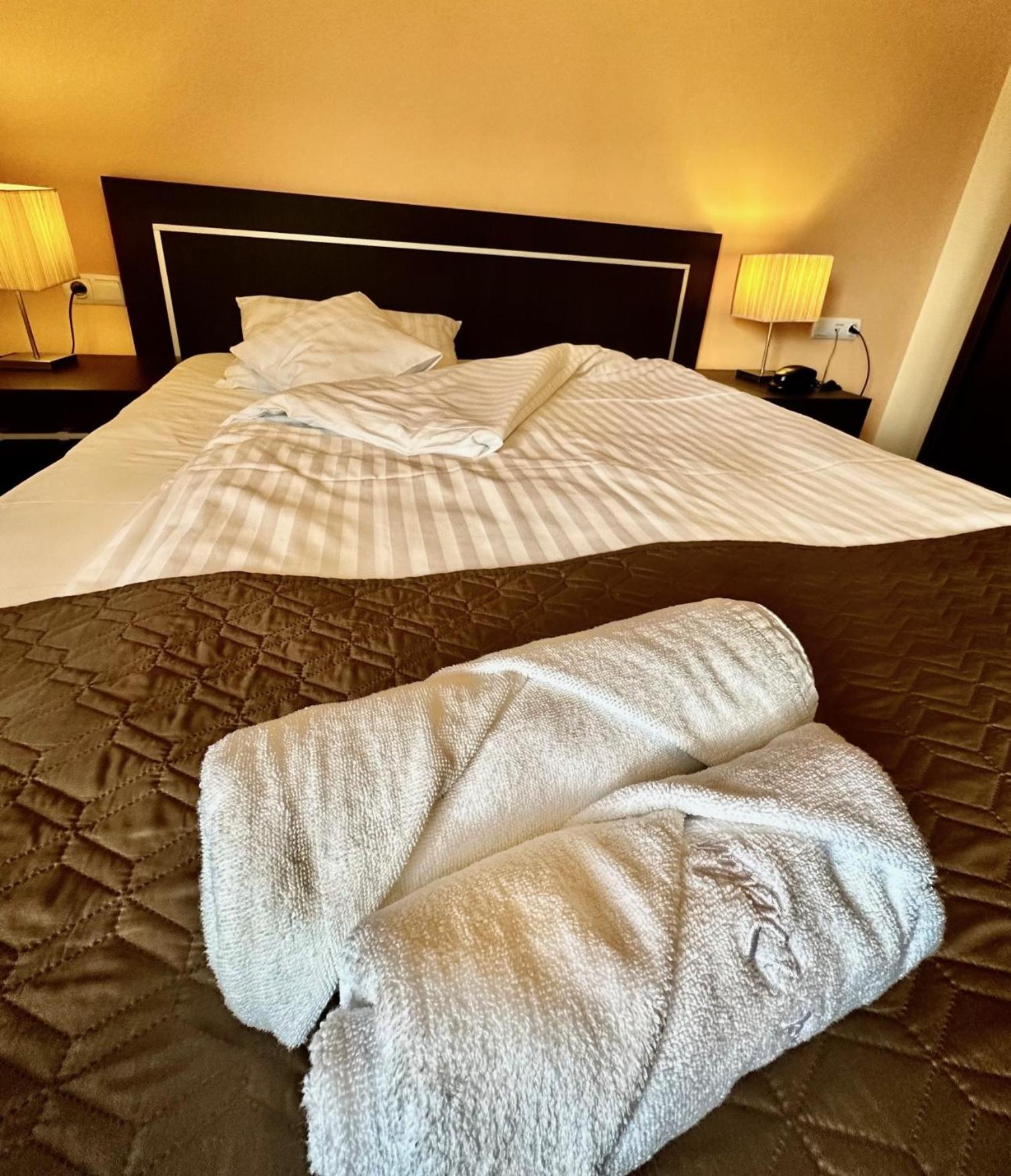 Hotel Pod Debami Ostrów Wielkopolski Eksteriør billede