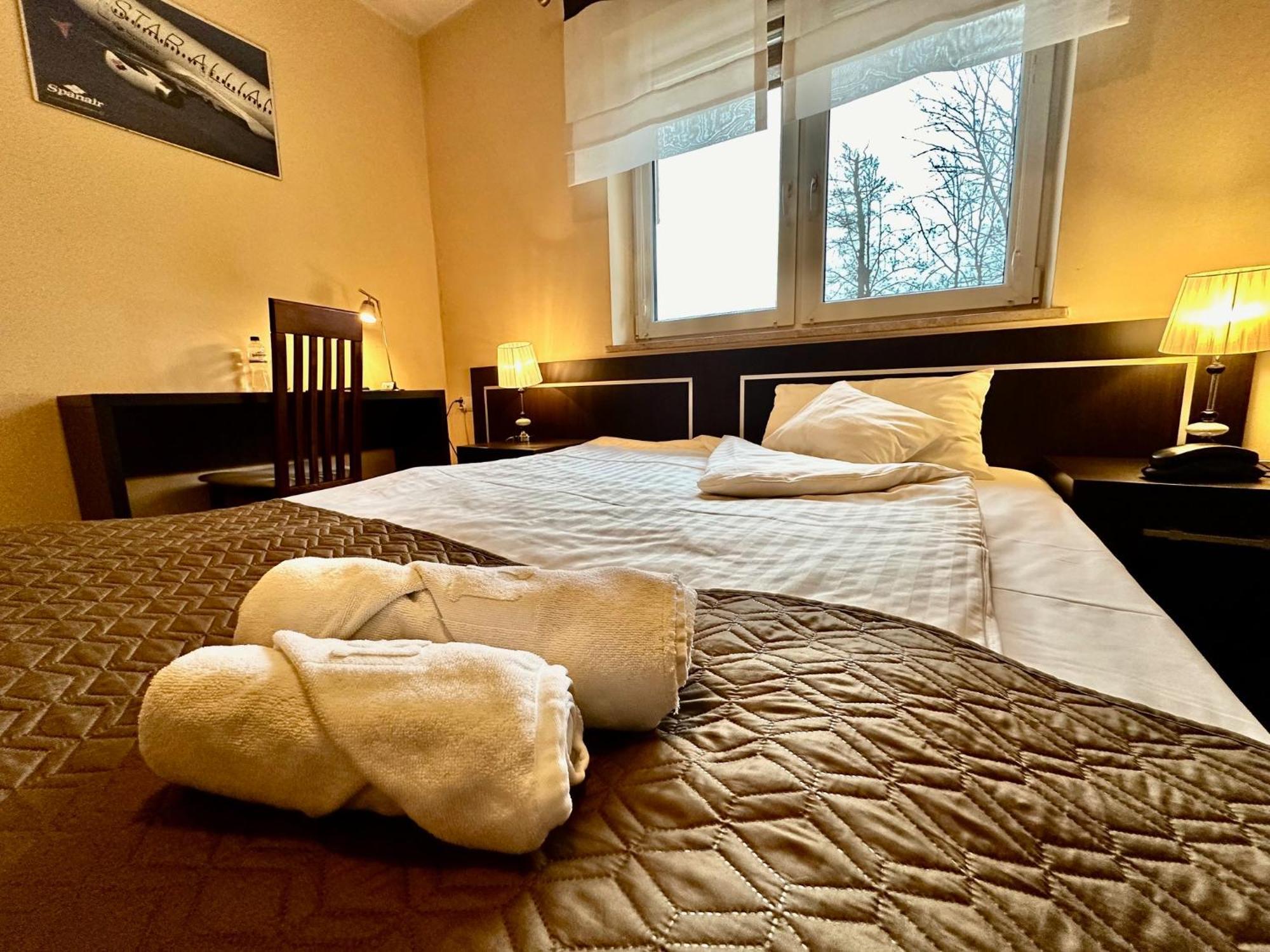 Hotel Pod Debami Ostrów Wielkopolski Eksteriør billede