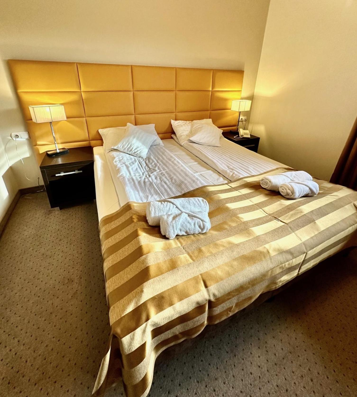 Hotel Pod Debami Ostrów Wielkopolski Eksteriør billede