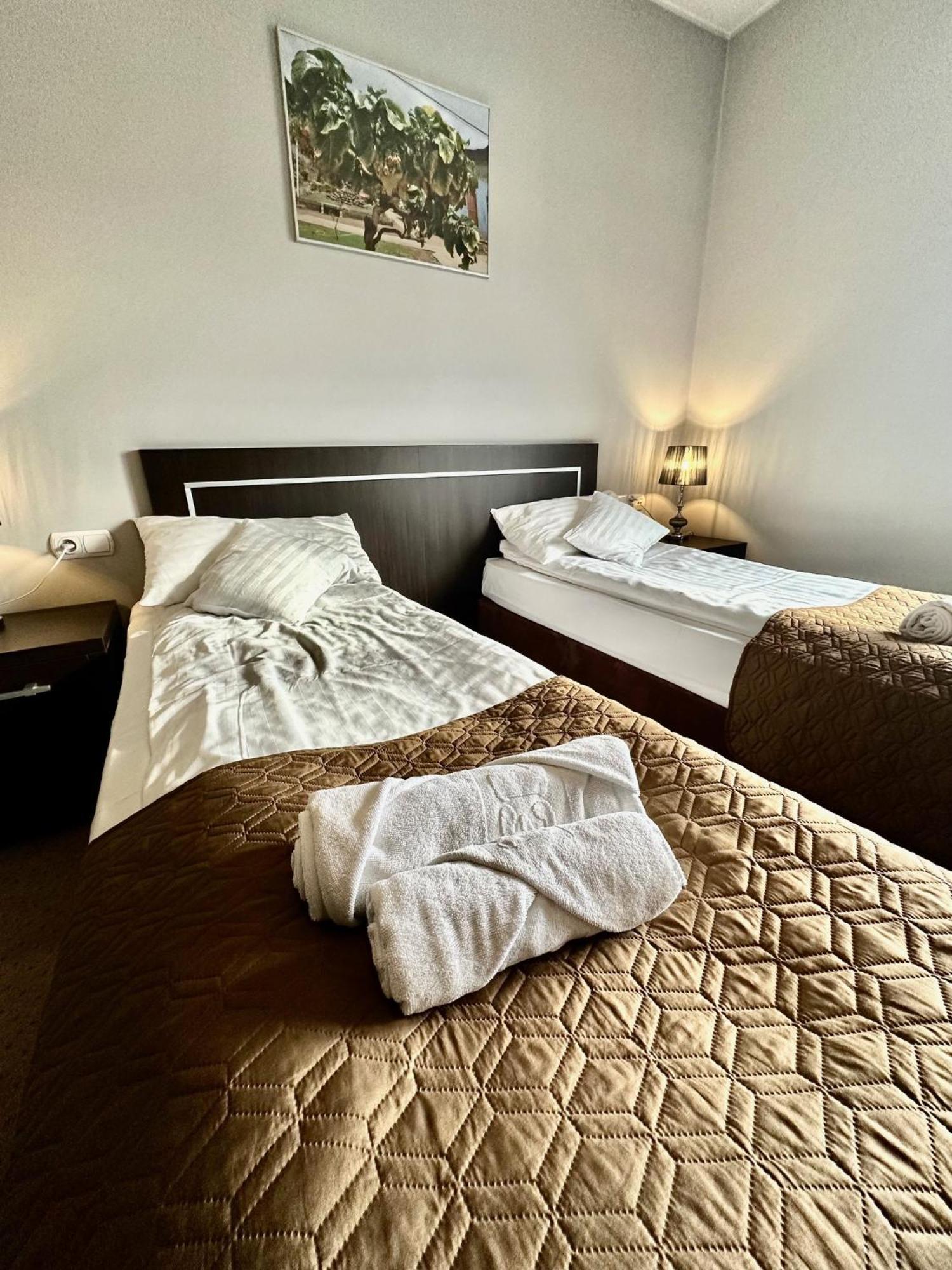 Hotel Pod Debami Ostrów Wielkopolski Eksteriør billede