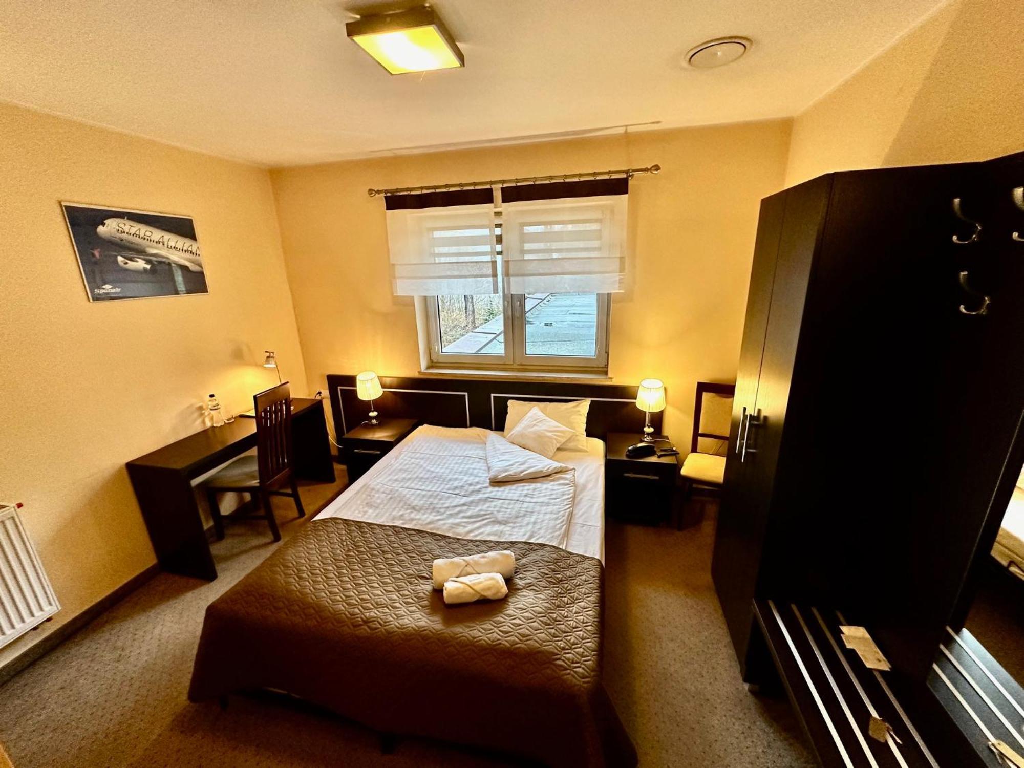 Hotel Pod Debami Ostrów Wielkopolski Eksteriør billede